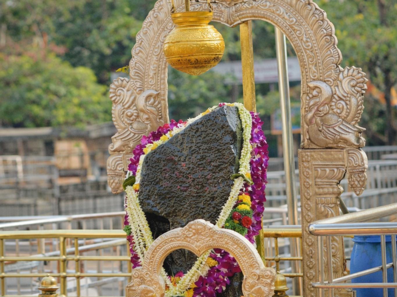 शनि शिंगणापूर मंदिराची स्थापना: इतिहास, चमत्कार आणि रहस्य